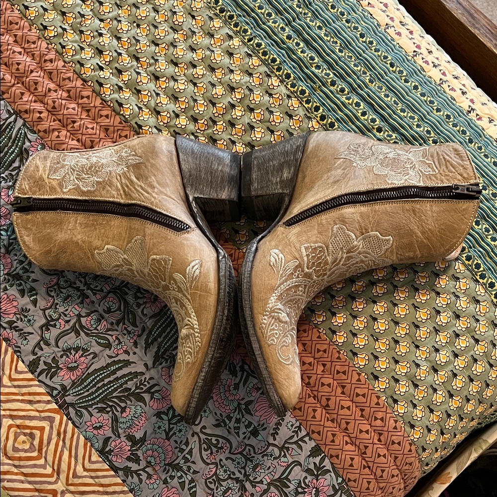 🔥Old Gringo Tan Embroidered VERY Distressed Ankle Boots, EUC, 9 (Actual Photos) - Picture 9 of 16